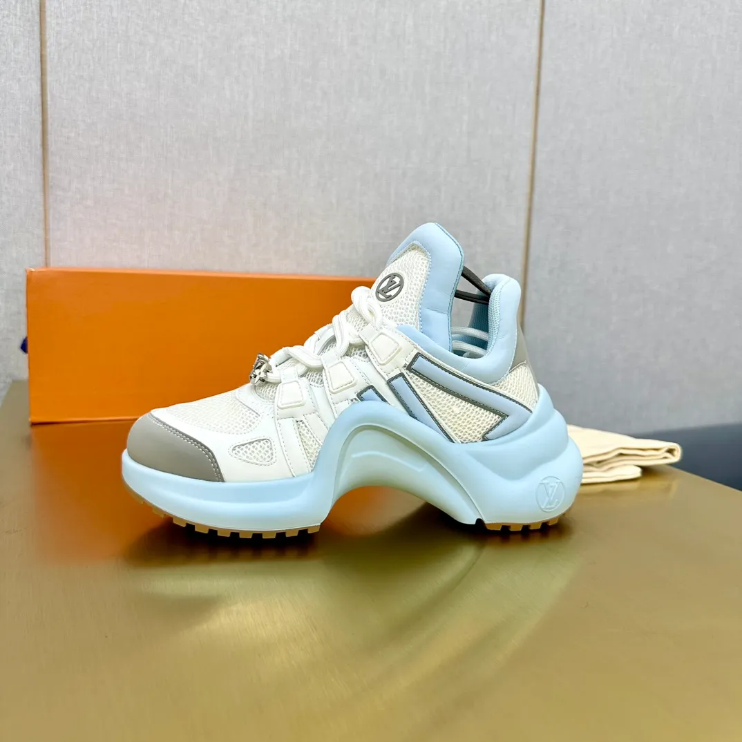 👟👟Ex-factory price 760👟👟LV donkey brand casual sports dad shoes. The bold and avant-garde design➕the distinctive wavy outsole is charming in the entire fashion circle. It is synonymous with new trends and trends. It is to be called the coolest casual sports shoe in history. Whoever wears it will become the most handsome person who turns heads. The height of the heel is about 5.5cm, and the heel is about 8mm.  🌸Imported fabrics🐂leather➕Imported🐐leather➕Imported T👟👟Ex-factory price U splicing 🌸Inner lining imported mesh fabric➕Cowhide lining Outsole vacuum foaming and T👟👟Ex-factory price U combination 🌸 Size women's size 35-41